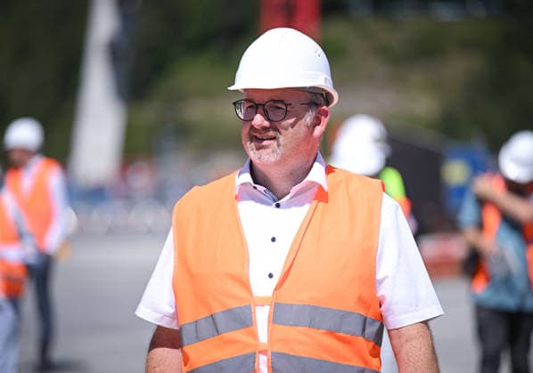 Horb, Freudenstadt District, August 13, 2026—Baden-Württemberg’s Minister of Transportation, Nicole Razavi (CDU), visits the construction site of the Neckar Valley Bridge on Federal Highway 32 over the Neckar Valley near Horb. Andreas Junt, District Administrator of the Freudenstadt District