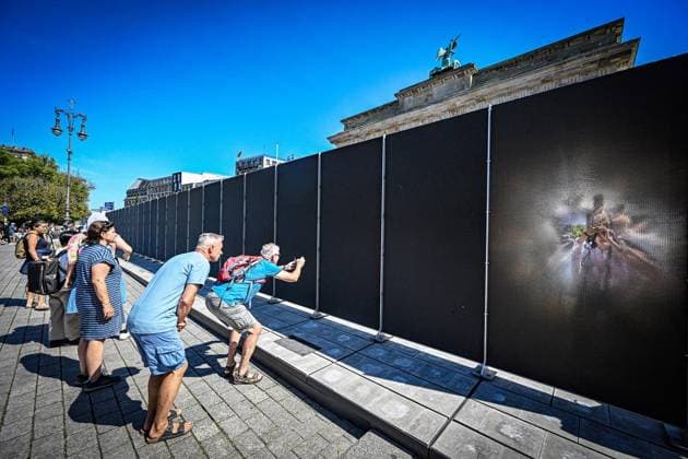 Installation Marking the 65th Anniversary of the Berlin Wall’s Construction ** FOR EDITORIAL PURPOSES ONLY ** EDITORIAL USE ONLY ** p At the Brandenburg Gate, tourists photograph an open-air installation on Platz des 18 März. The 30-meter-long installation, which commemorates the former border fort Copyright: MaurizioxGambarini doc875bb2owew3er19sjmx ,EDITORIAL USE ONLY Copyright: MaurizioxGambarini