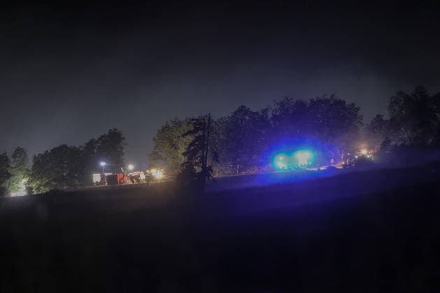 Marsberg, North Rhine-Westphalia, Germany, Europe: Fire department and emergency vehicles during a nighttime operation near the Diemel Dam. Blue lights and work lights illuminate the edge of the forest during an ongoing firefighting operation. Stock image depicting the fire department, emergency responders, blue lights, emergency, wooded area, safety, disaster respon Copyright: xAymanxAlahmedx
