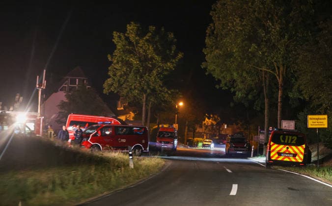 Helminghausen, Marsberg, North Rhine-Westphalia, Germany, Europe Several fire trucks and emergency vehicles are stationed at night at the entrance to Helminghausen during a forest fire response near the Diemel Dam. Emergency responders are coordinating access to the scene, while emergency lights and work lights illuminate the surrounding area. Copyright: xAymanxAlahmedx