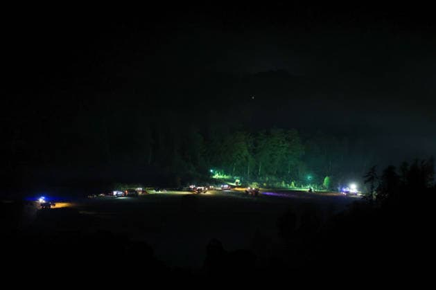 Helminghausen, Marsberg, North Rhine-Westphalia, Germany, Europe Wide-angle shot of a nighttime forest fire operation near the Diemel Dam. Numerous fire trucks and emergency personnel are stationed along the edge of the forest and in open areas, while powerful spotlights and blue lights illuminate the scene, and smoke is visible above the affec Copyright: xAymanxAlahmedx