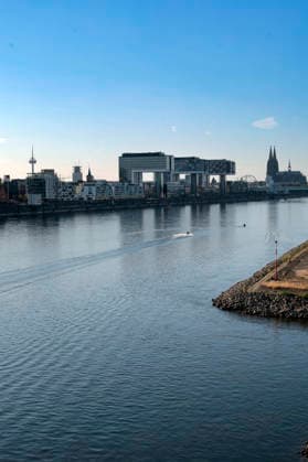 Due to historically low water levels in the Rhine, logistics have been severely disrupted. This is creating challenges and consequences for everyday life. There is a risk that transport routes along the Rhine will be cut off. Consumer costs are rising for food, fuel, and other goods due to increased transportation Foto:xR.xSchmiegeltx xFuturexImagex neidrigwasser_6802