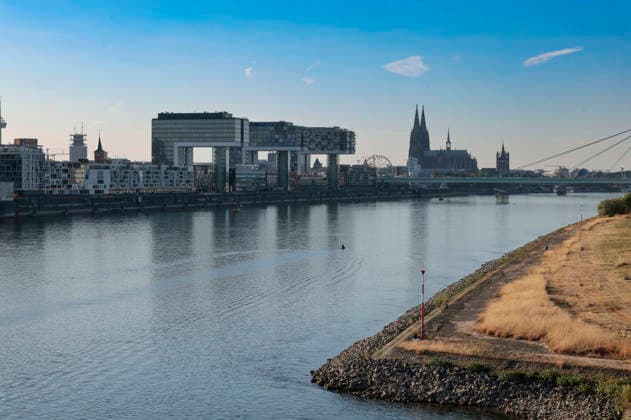 Due to historically low water levels in the Rhine, logistics have been severely disrupted. This is creating challenges and consequences for everyday life. There is a risk that transport routes along the Rhine will be cut off. Consumer costs are rising for food, fuel, and other goods due to increased transportation Foto:xR.xSchmiegeltx xFuturexImagex neidrigwasser_6805