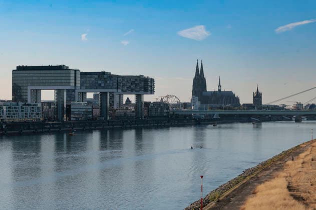 Due to historically low water levels in the Rhine, logistics have been severely disrupted. This is creating challenges and consequences for everyday life. There is a risk that transport routes along the Rhine will be cut off. Consumer costs are rising for food, fuel, and other goods due to increased transportation Foto:xR.xSchmiegeltx xFuturexImagex neidrigwasser_6806
