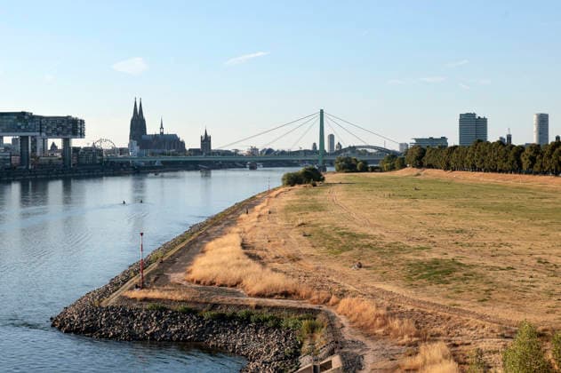 Due to historically low water levels in the Rhine, logistics have been severely disrupted. This is creating challenges and consequences for everyday life. There is a risk that transport routes along the Rhine will be cut off. Consumer costs are rising for food, fuel, and other goods due to increased transportation Foto:xR.xSchmiegeltx xFuturexImagex neidrigwasser_6807