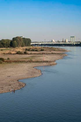 Poller Wiesen and Rodenkirchen Bridge: Due to historically low water levels in the Rhine, logistics have been severely disrupted. This is creating challenges and consequences for everyday life. There is a risk that transport routes along the Rhine will be cut off. Costs f Foto:xR.xSchmiegeltx xFuturexImagex neidrigwasser_6812