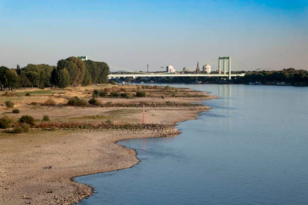 Poller Wiesen and Rodenkirchen Bridge: Due to historically low water levels in the Rhine, logistics have been severely disrupted. This is creating challenges and consequences for everyday life. There is a risk that transport routes along the Rhine will be cut off. Costs f Foto:xR.xSchmiegeltx xFuturexImagex neidrigwasser_6813