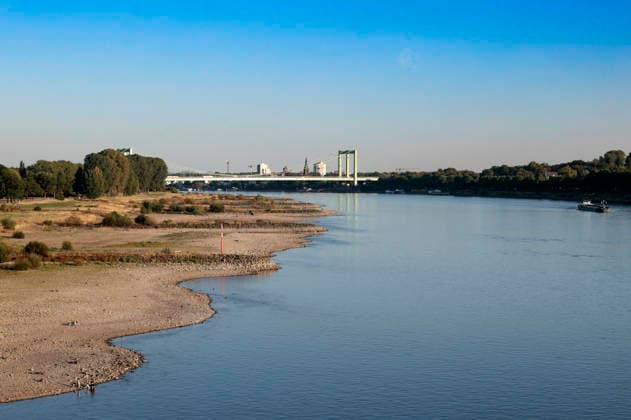 Poller Wiesen and Rodenkirchen Bridge: Due to historically low water levels in the Rhine, logistics have been severely disrupted. This is creating challenges and consequences for everyday life. There is a risk that transport routes along the Rhine will be cut off. Costs f Foto:xR.xSchmiegeltx xFuturexImagex neidrigwasser_6814