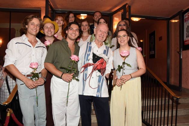 Cast: Richard Fouqueau as Lysander, Valentin Schmidt as Sepp Schauer, Magdalena Echter as Hermia, and other cast members. Munich, August 13, 2029, Bayerischer Hof. Comedy premiere: *A Totally Crazy Midsummer Night s Dream*. Photo: Munich