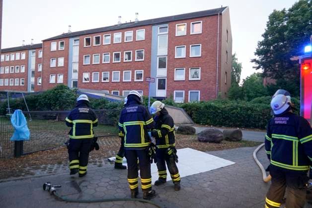 CNTV FIRE: Firefighters on the scene extinguishing a kitchen fire in an apartment in a multi-family building on Querkamp in Hamburg, August 13, 2026. The resident of the heavily cluttered and littered apartment suffered smoke inhalation and had to be taken to a hospital. Hamburg Germany
