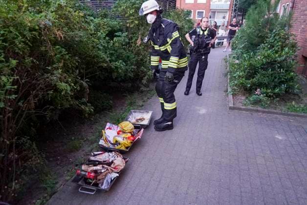 CNTV FIRE Firefighters on the scene extinguishing a fire at the scene of a burned-out kitchen trash fire in an apartment in a multi-family building on Querkamp in Hamburg, August 13, 2026. The resident of the heavily cluttered, trash-filled apartment suffered smoke inhalation and had to be taken to a hospital; Hamburg, Germany