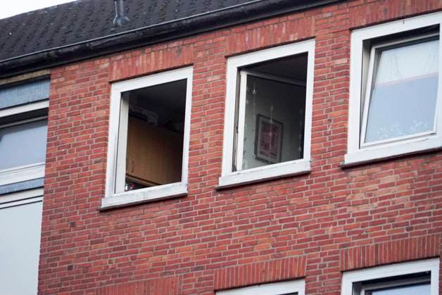 CNTV FIRE: Firefighters on the scene extinguishing a kitchen fire in an apartment in an apartment building on Querkamp in Hamburg, August 13, 2026. The resident of the heavily cluttered and trash-filled apartment suffered smoke inhalation and had to be taken to a hospital. Hamburg Germany