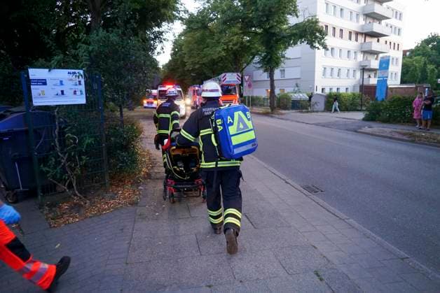 CNTV FIRE: Firefighters on the scene extinguishing a kitchen fire in an apartment in an apartment building on Querkamp in Hamburg, August 13, 2026. The resident of the heavily cluttered and trash-filled apartment suffered smoke inhalation and had to be taken to a hospital. Hamburg Germany