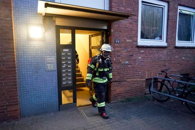CNTV FIRE: Firefighters on the scene extinguishing a kitchen fire in an apartment in an apartment building on Querkamp in Hamburg, August 13, 2026. The resident of the heavily cluttered and trash-filled apartment suffered smoke inhalation and had to be taken to a hospital. Hamburg Germany