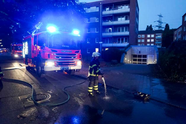 CNTV FIRE: Firefighters on the scene extinguishing a kitchen fire in an apartment in an apartment building on Querkamp in Hamburg, August 13, 2026. The resident of the heavily cluttered and trash-filled apartment suffered smoke inhalation and had to be taken to a hospital. Hamburg Germany
