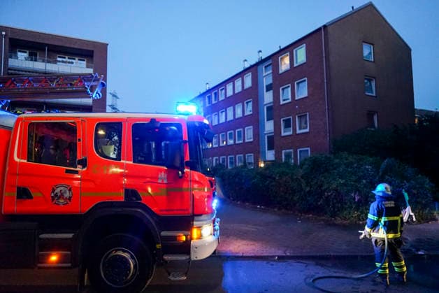 CNTV FIRE: Firefighters on the scene extinguishing a kitchen fire in an apartment in an apartment building on Querkamp in Hamburg, August 13, 2026. The resident of the heavily cluttered and trash-filled apartment suffered smoke inhalation and had to be taken to a hospital. Hamburg Germany