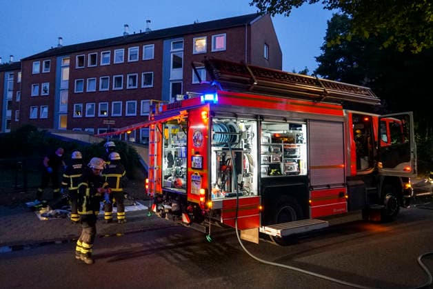 CNTV FIRE: Firefighters on the scene extinguishing a kitchen fire in an apartment in an apartment building on Querkamp in Hamburg, August 13, 2026. The resident of the heavily cluttered and trash-filled apartment suffered smoke inhalation and had to be taken to a hospital. Hamburg Germany