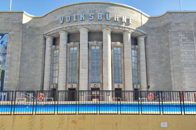 Berlin, Germany, August 14, 2026 Public swimming area in front of the Berlin Volksbühne Copyright: xdtsxNachrichtenagenturx dts_130122