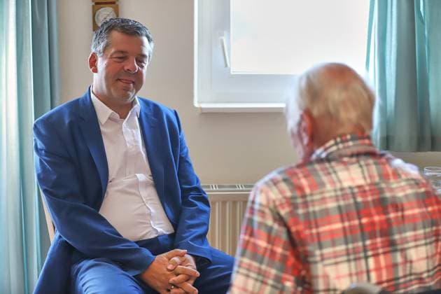 Halle-Saale, Saxony-Anhalt, Germany, August 14, 2026: The Minister President visits the ProCurand care facility; Sven Schulze (CDU) talks with a resident Copyright: xdtsxNachrichtenagenturx dts_130121