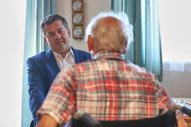 Halle-Saale, Saxony-Anhalt, Germany, August 14, 2026: The Minister President visits the ProCurand care facility; Sven Schulze (CDU) talks with a resident Copyright: xdtsxNachrichtenagenturx dts_130123