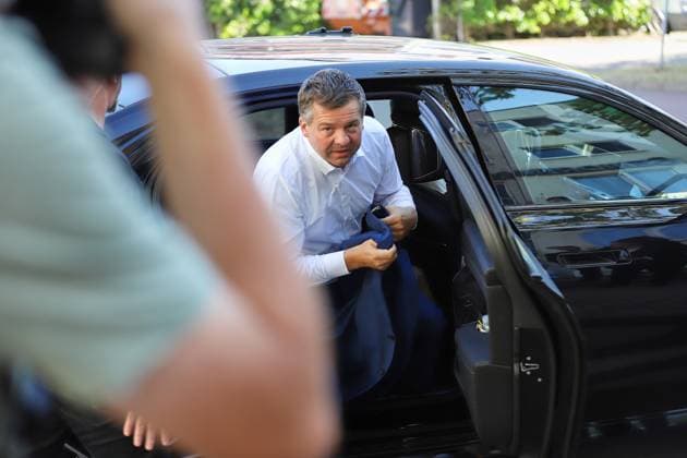 Halle an der Saale, Saxony-Anhalt, Germany, August 14, 2026: State Premier Visits ProCurand Care Facility; Sven Schulze (CDU) Arrives and Puts on His Jacket Copyright: xdtsxNachrichtenagenturx dts_130133
