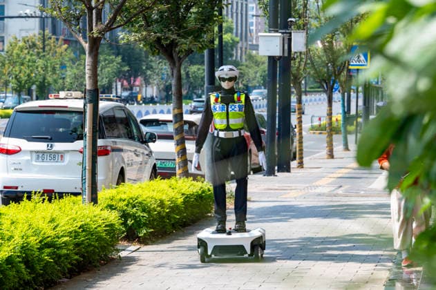 YONGKANG, CHINA - AUGUST 14: A robot traffic police officer moves toward an intersection to begin trial duty on August 14, 2026 in Yongkang, Jinhua, Zhejiang Province of China. Local authorities have launched a trial operation of robot traffic police to assist with road safety management.  Copyright: xVCGx 111659918433
