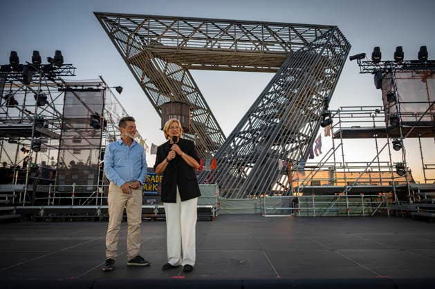 August 13, 2026, Saarland, Ensdorf: West Side Story will premiere on Thursday evening at the Saarpolygon as part of this year’s opera festival, with numerous distinguished guests from the worlds of politics, culture, and business. Pictured from left: Joachim Arnold, managing partner of Musik Theater GmbH, pianist, conductor, and producer, and Minister Presid bub