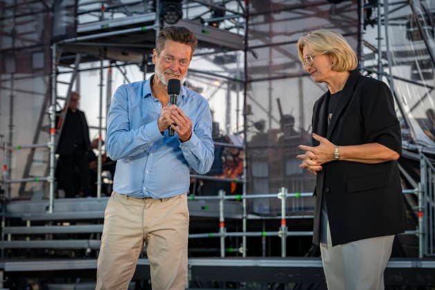 August 13, 2026, Saarland, Ensdorf: West Side Story will premiere on Thursday evening at the Saarpolygon as part of this year’s opera festival, with numerous distinguished guests from the worlds of politics, culture, and business. Pictured from left: Joachim Arnold, managing partner of Musik Theater GmbH, pianist, conductor, and producer, and Minister Presid bub