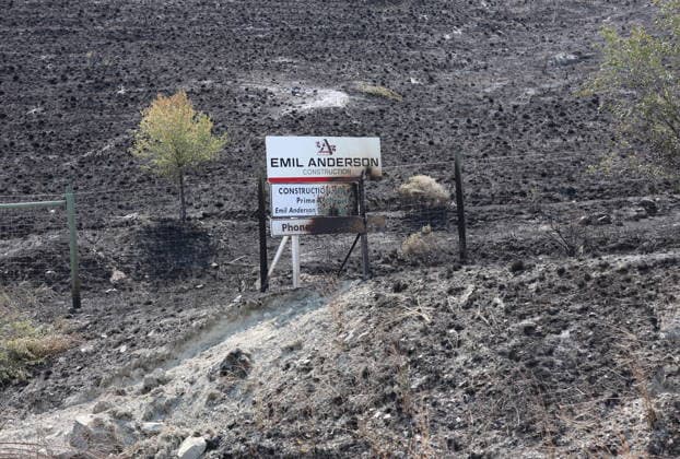 August 13, 2026, Penticton, Bc, CANADA: A sign is burnt by fires in Summerland B.C., on Thursday, August 13, 2026. Penticton CANADA  - ZUMAc35_ 20260813_zaf_c35_177 Copyright: xDeannaxDunhamx