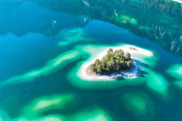 Weather Feature, Morning Stillness at Eibsee. Nestled below the Zugspitze near Copyright: x xonw-imagesx xMariusxBullingx