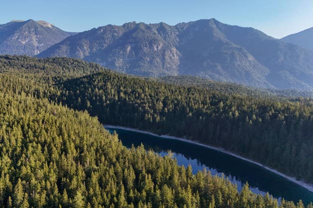 Weather Feature, Morning Stillness at Eibsee. Nestled below the Zugspitze near Copyright: x xonw-imagesx xMariusxBullingx
