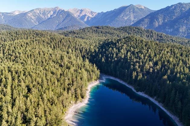 Weather Feature, Morning Stillness at Eibsee. Nestled below the Zugspitze near Copyright: x xonw-imagesx xMariusxBullingx