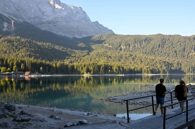 Weather Feature, Morning Stillness at Eibsee. Nestled below the Zugspitze near Grainau, close to Garmisch- Copyright: x xonw-imagesx xMariusxBullingx