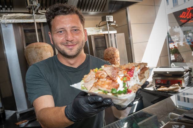 Felix Banaszak, Federal Chair of BÜNDNIS 90 THE GREENS, visits a kebab shop in Magdeburg as part of his 2026 summer tour, themed Taxi Banaszak, and discusses the kebab price cap, Elena’s Vegetable Kebab, and Taxi Banaszak. Felix Banaszak’s summer tour: a visit to a kebab shop in Magdeburg, Magdeburg, Saxony-Anhalt, Germany; Elena’s Vegetable Kebab