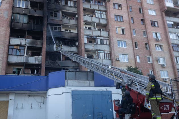 Aftermath of a Russian airstrike in Kramatorsk KRAMATORSK, UKRAINE - AUGUST 14: Firefighters use a crane to extinguish a fire in a residential building following a Russian airstrike in Kramatorsk, Ukraine, on August 14, 2026. Francisco Richart Anadolu Kramatorsk Ukraine. Editorial use only. Please get in touch for any other usage.  Copyright: x2026xAnadoluxFranciscoxRichartx