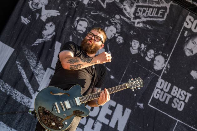 The German punk rock band Sondaschule on the Main Stage at Highfield 2026: Vocals: Costa Cannabis, Tim Kleinrensing; Guitar, Vocals: Chemokeule, Mirko Klautmann; Bass: Matthias Richter (since 2013); Trombone: Chris Altmann (since 2006); Guitar: Phillip FaF Pfaff (since 2022); Highfield 2026, Day 1: Sondaschule