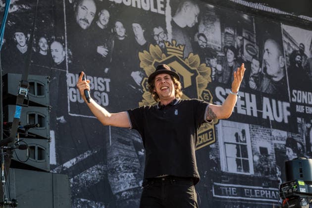 The German punk rock band Sondaschule on the Main Stage at Highfield 2026: Vocals: Costa Cannabis; Tim Kleinrensing: Guitar, Vocals: Chemokeule, Mirko Klautmann; Bass: Matthias Richter (since 2013); Trombone: Chris Altmann (since 2006); Guitar: Phillip FaF Pfaff (since 2022); Highfield 2026, Day 1: Sondaschule