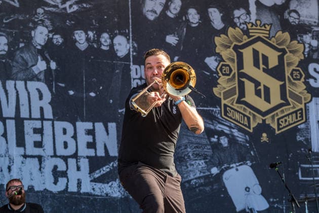 The German punk rock band Sondaschule on the Main Stage at Highfield 2026: Vocals: Costa Cannabis; Tim Kleinrensing: Guitar, Vocals: Chemokeule, Mirko Klautmann; Bass: Matthias Richter (since 2013); Trombone: Chris Altmann (since 2006); Guitar: Phillip FaF Pfaff (since 2022); Highfield 2026, Day 1: Sondaschule