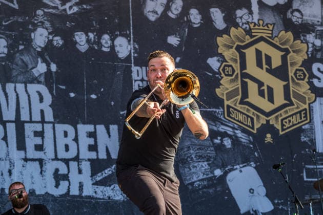 The German punk rock band Sondaschule on the Main Stage at Highfield 2026: Vocals: Costa Cannabis; Tim Kleinrensing: Guitar, Vocals: Chemokeule, Mirko Klautmann; Bass: Matthias Richter (since 2013); Trombone: Chris Altmann (since 2006); Guitar: Phillip FaF Pfaff (since 2022); Highfield 2026, Day 1: Sondaschule
