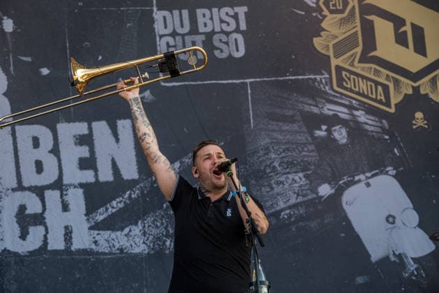 The German punk rock band Sondaschule on the Main Stage at Highfield 2026: Vocals: Costa Cannabis; Tim Kleinrensing: Guitar, Vocals: Chemokeule, Mirko Klautmann; Bass: Matthias Richter (since 2013); Trombone: Chris Altmann (since 2006); Guitar: Phillip FaF Pfaff (since 2022); Highfield 2026, Day 1: Sondaschule