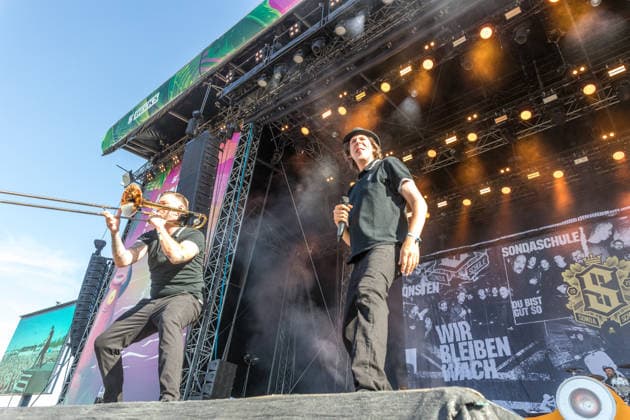 The German punk rock band Sondaschule on the Main Stage at Highfield 2026: Vocals: Costa Cannabis; Tim Kleinrensing: Guitar, Vocals: Chemokeule, Mirko Klautmann; Bass: Matthias Richter (since 2013); Trombone: Chris Altmann (since 2006); Guitar: Phillip FaF Pfaff (since 2022); Highfield 2026; Sondaschule