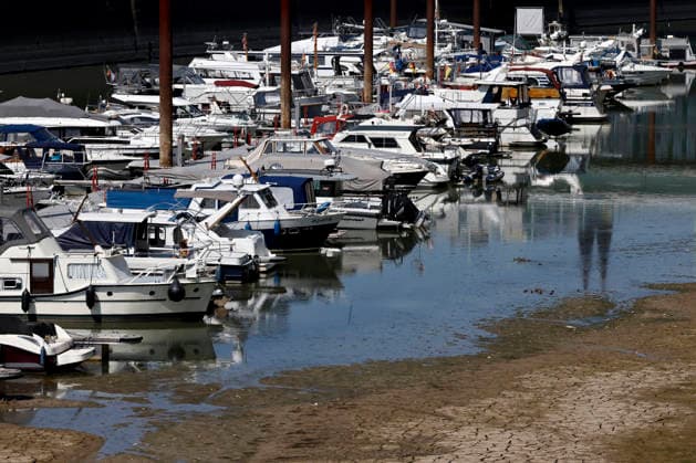 With no rain in sight, the historically low water level of the Rhine in North Rhine-Westphalia has fallen even further. In Cologne, a level of 49 centimeters was measured on Thursday, August 13. The Rhine’s water level in Cologne has thus reached a record low. Copyright: xChristophxHardtx