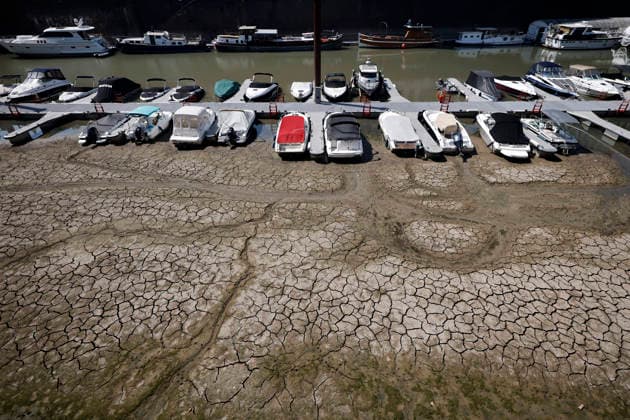 With no rain in sight, the historically low water level of the Rhine in North Rhine-Westphalia has fallen even further. In Cologne, a level of 49 centimeters was measured on Thursday, August 13. The Rhine’s water level in Cologne has thus reached a record low. Copyright: xChristophxHardtx