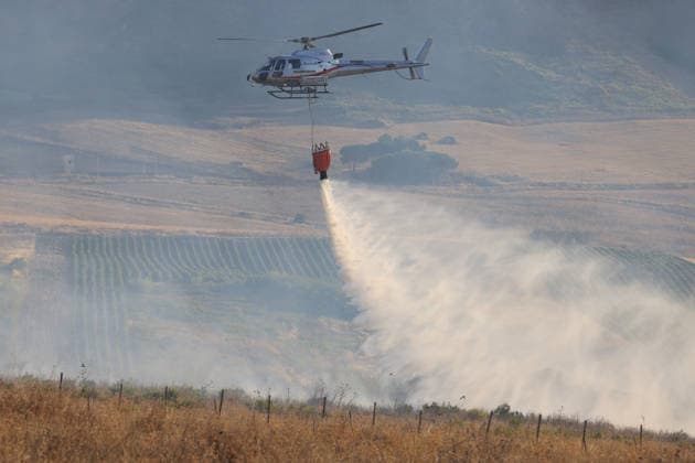 IPA87478217 - In the photo, a massive fire has engulfed the Mirto Partinico area; forest rangers, firefighters, and two helicopters are on the scene.  Copyright: xAlbertoxLoxBiancox xAlbertoxLoxBiancox 87478217