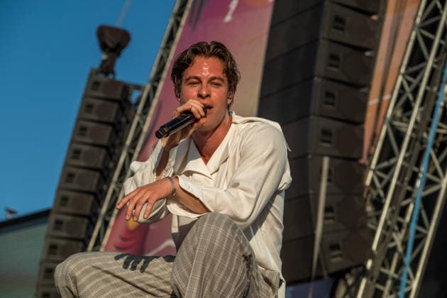 The indie pop band Giant Rooks: Vocals, guitar, percussion: Frederik Rabe; guitar: Finn Schwieters; drums: Finn Thomas; synthesizer, piano: Jonathan Wischniowski; electric bass: Luca Göttner at Highfield 2026. Highfield 2026, Day 1: Giant Rooks