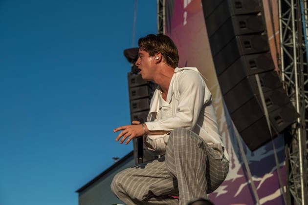 The indie pop band Giant Rooks: Vocals, guitar, percussion: Frederik Rabe; guitar: Finn Schwieters; drums: Finn Thomas; synthesizer, piano: Jonathan Wischniowski; electric bass: Luca Göttner at Highfield 2026. Highfield 2026, Day 1: Giant Rooks