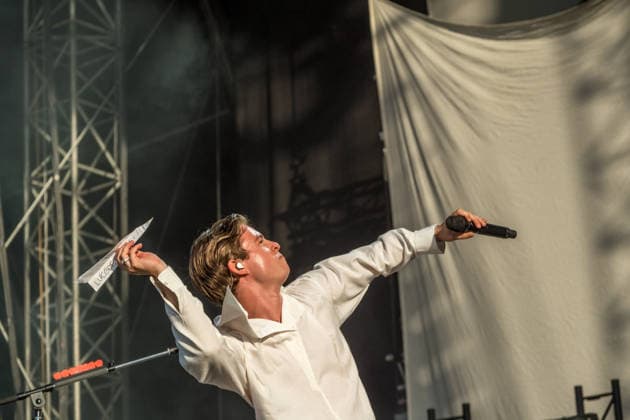 The indie pop band Giant Rooks: Vocals, guitar, percussion: Frederik Rabe; guitar: Finn Schwieters; drums: Finn Thomas; synthesizer, piano: Jonathan Wischniowski; electric bass: Luca Göttner at Highfield 2026. Highfield 2026, Day 1: Giant Rooks