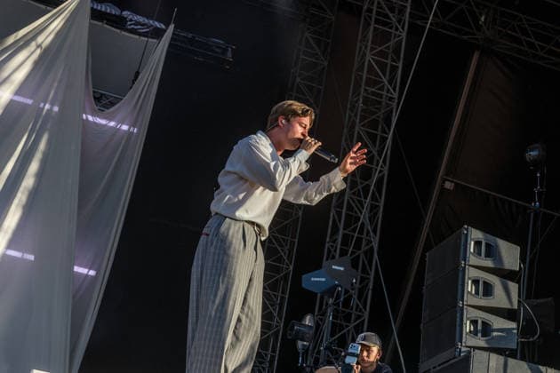 The indie pop band Giant Rooks: Vocals, guitar, percussion: Frederik Rabe; guitar: Finn Schwieters; drums: Finn Thomas; synthesizer, piano: Jonathan Wischniowski; electric bass: Luca Göttner at Highfield 2026. Highfield 2026, Day 1: Giant Rooks