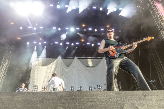 The indie pop band Giant Rooks: Vocals, guitar, percussion: Frederik Rabe; guitar: Finn Schwieters; drums: Finn Thomas; synthesizer, piano: Jonathan Wischniowski; electric bass: Luca Göttner at Highfield 2026. Highfield 2026, Day 1: Giant Rooks