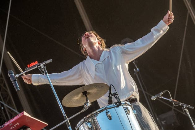 The indie pop band Giant Rooks: Vocals, guitar, percussion: Frederik Rabe; guitar: Finn Schwieters; drums: Finn Thomas; synthesizer, piano: Jonathan Wischniowski; electric bass: Luca Göttner at Highfield 2026. Highfield 2026, Day 1: Giant Rooks
